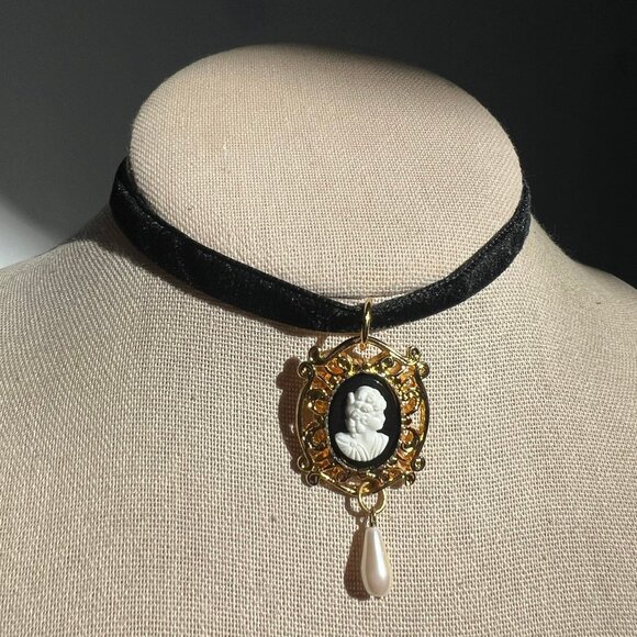 Black Velvet Ribbon Cameo Pendant Choker Victorian Style Costume Choker Necklace - Picture 2 of 12